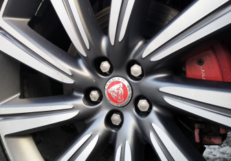 Подержанный автомобиль Jaguar F-Pace 2016 года (13 фото)