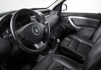 Подержанный автомобиль Renault Duster 2013 года (9 фото)
