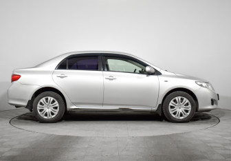 Подержанный автомобиль Toyota Corolla Sedan 2008 года (4 фото)