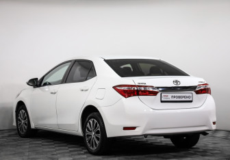 Подержанный автомобиль Toyota Corolla Sedan 2013 года (7 фото)