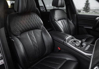 Подержанный автомобиль BMW X7 2021 года (28 фото)