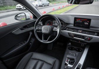 Подержанный автомобиль Audi A4 Sedan 2018 года (10 фото)