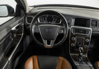 Подержанный автомобиль Volvo V60 Cross Country 2015 года (11 фото)