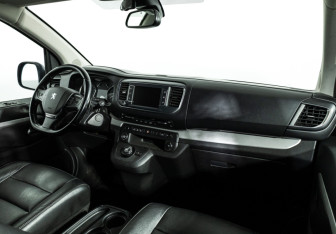 Подержанный автомобиль Peugeot Traveller 2019 года (9 фото)