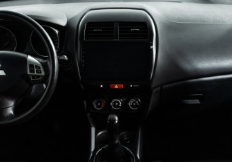 Подержанный автомобиль Mitsubishi ASX 2011 года (13 фото)