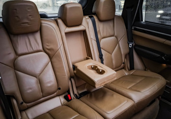 Подержанный автомобиль Porsche Cayenne 2011 года (34 фото)