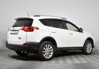 Подержанный автомобиль Toyota RAV4 2015 года (5 фото)