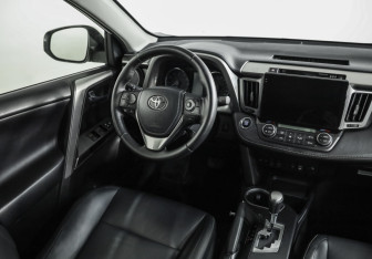Подержанный автомобиль Toyota RAV4 2015 года (9 фото)