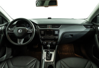 Подержанный автомобиль Skoda Octavia Liftback 2015 года (13 фото)