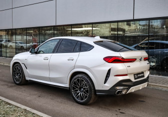 Подержанный автомобиль BMW X6 2020 года (6 фото)