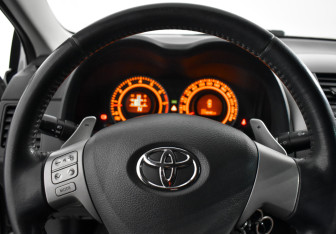 Подержанный автомобиль Toyota Corolla Sedan 2008 года (16 фото)
