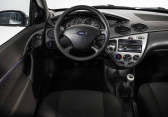 Подержанный автомобиль Ford Focus Sedan 2003 года (10 фото)