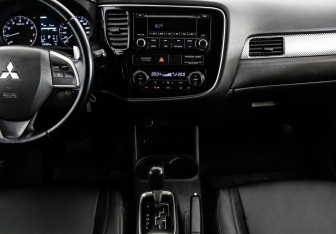 Подержанный автомобиль Mitsubishi Outlander 2014 года (13 фото)
