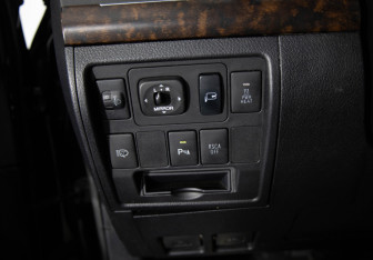 Подержанный автомобиль Toyota Land Cruiser Suv 2008 года (15 фото)