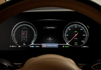 Подержанный автомобиль Voyah Dream 2023 года (23 фото)