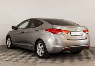 Подержанный автомобиль Hyundai Elantra Sedan 2012 года (7 фото)