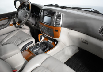 Подержанный автомобиль Lexus LX 2007 года (14 фото)