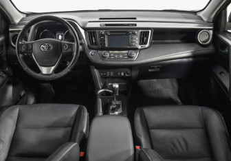 Подержанный автомобиль Toyota RAV4 2016 года (13 фото)
