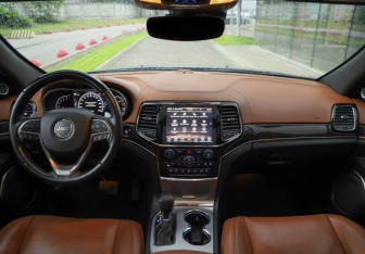 Подержанный автомобиль Jeep Grand Cherokee 2021 года (12 фото)