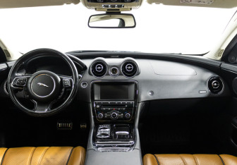 Подержанный автомобиль Jaguar XJ 2016 года (64 фото)