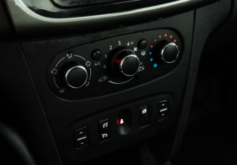 Подержанный автомобиль Renault Logan Sedan 2015 года (15 фото)