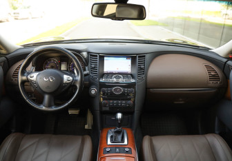 Подержанный автомобиль Infiniti QX70 2016 года (11 фото)