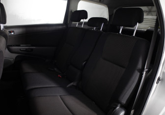 Подержанный автомобиль Toyota Wish Compactvan 2005 года (17 фото)