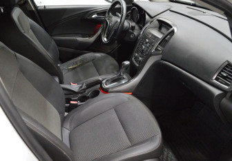 Подержанный автомобиль Opel Astra Hatchback 2011 года (12 фото)