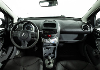 Подержанный автомобиль Citroen C1 2010 года (13 фото)