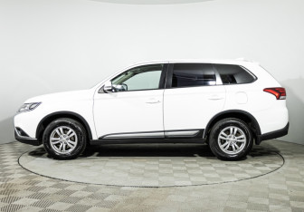 Подержанный автомобиль Mitsubishi Outlander 2019 года (8 фото)