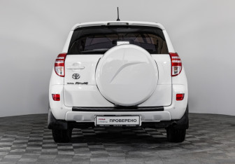 Подержанный автомобиль Toyota RAV4 2010 года (6 фото)