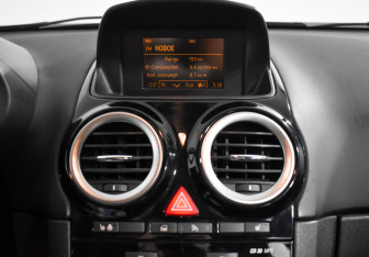 Подержанный автомобиль Opel Corsa 2007 года (15 фото)