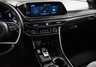 Подержанный автомобиль Hyundai Sonata 2021 года (15 фото)