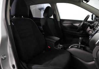 Подержанный автомобиль Nissan X-Trail 2015 года (17 фото)