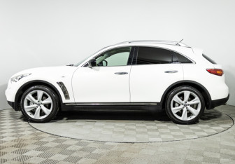 Подержанный автомобиль Infiniti FX 2010 года (8 фото)