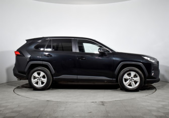 Подержанный автомобиль Toyota RAV4 2022 года (4 фото)