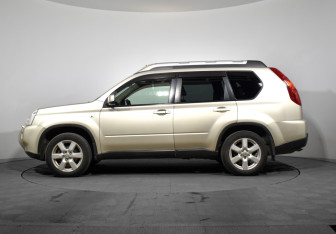 Подержанный автомобиль Nissan X-Trail 2010 года (8 фото)