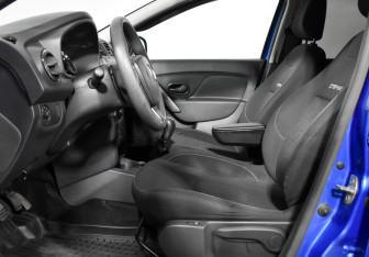 Подержанный автомобиль Renault Sandero 2018 года (10 фото)