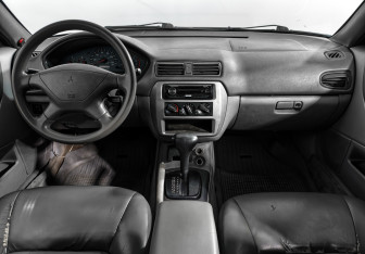Подержанный автомобиль Mitsubishi Galant Sedan 2002 года (14 фото)