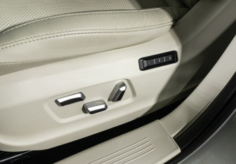 Подержанный автомобиль Hongqi H5 2022 года (16 фото)