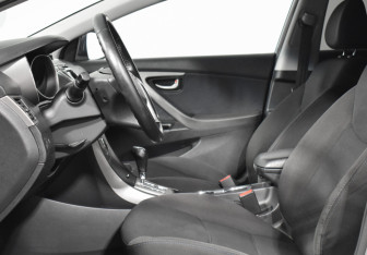 Подержанный автомобиль Hyundai Elantra Sedan 2011 года (10 фото)