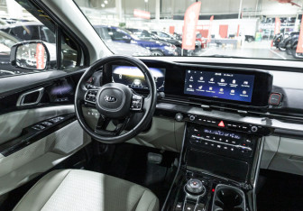 Подержанный автомобиль Kia Carnival 2021 года (20 фото)