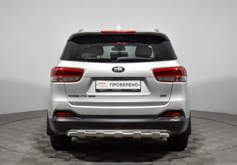 Подержанный автомобиль Kia Sorento 2017 года (6 фото)