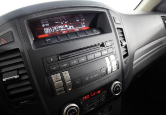 Подержанный автомобиль Mitsubishi Pajero 2013 года (16 фото)