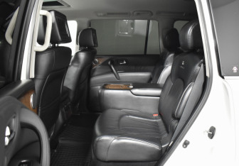 Подержанный автомобиль Infiniti QX56 2011 года (11 фото)