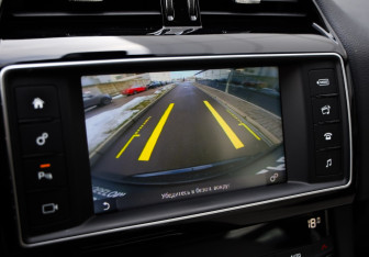 Подержанный автомобиль Jaguar F-Pace 2017 года (16 фото)