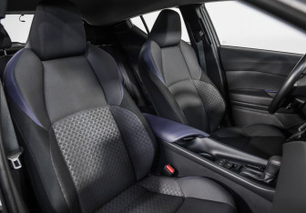 Подержанный автомобиль Toyota C-HR 2024 года (21 фото)