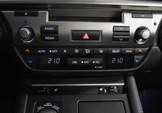 Подержанный автомобиль Lexus ES 2016 года (16 фото)