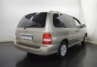 Подержанный автомобиль Kia Carnival 2004 года (4 фото)
