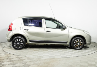 Подержанный автомобиль Renault Sandero 2011 года (4 фото)